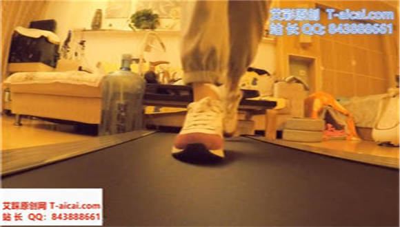 婧児运动后 三双高跟鞋丝袜 抬起脚玩弄踩踏人脸地板