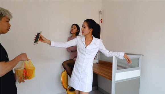 〖H.P.L栖心之栈〗—三女职员羞辱外卖男