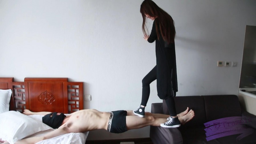 vivi跟艾丝踩踏走人桥