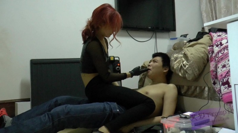 黑冰女神高强度手深喉 整个拳头塞进去 插吐堵回去 细跟踩乳头