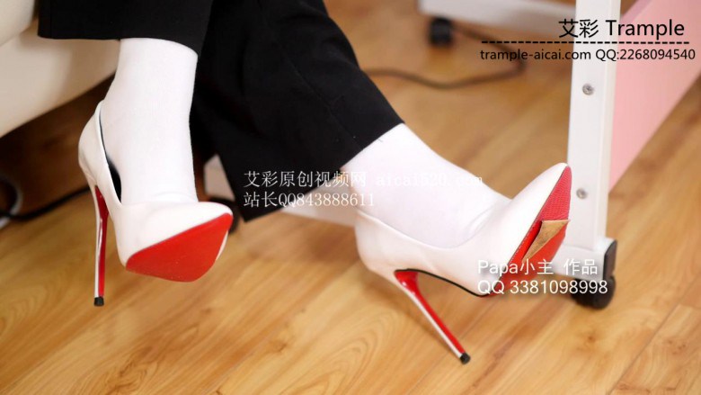 喜欢小主的白袜裸足吗