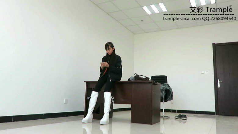 00后天使女主白色长靴骑乘牲畜马来回溜达！