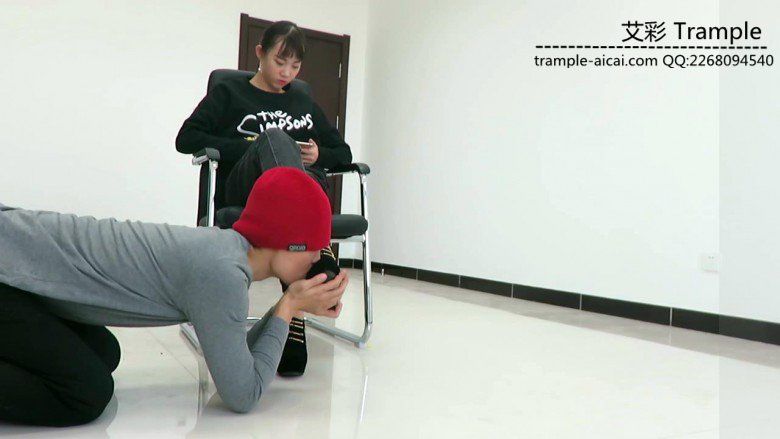 跪舔00后天是女主高跟加裸足各种羞辱！