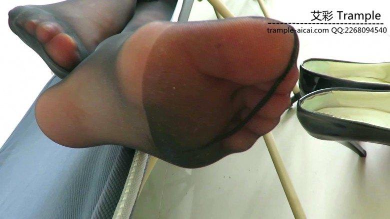 跪舔00后女主熟睡中的黑丝高跟对高跟膜拜！