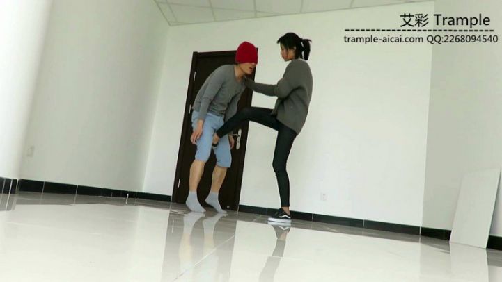 媛媛女主骑乘，踢裆、船袜踩脸！