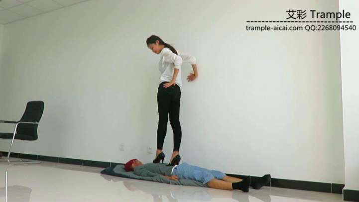 瑶主与闺蜜高跟鞋靴全力践踏脚下贱狗！