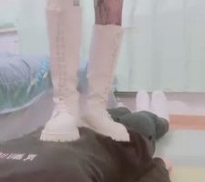 【小劳拉】暴力踩踏-长靴黑丝耳光/骑脖子 bf6314