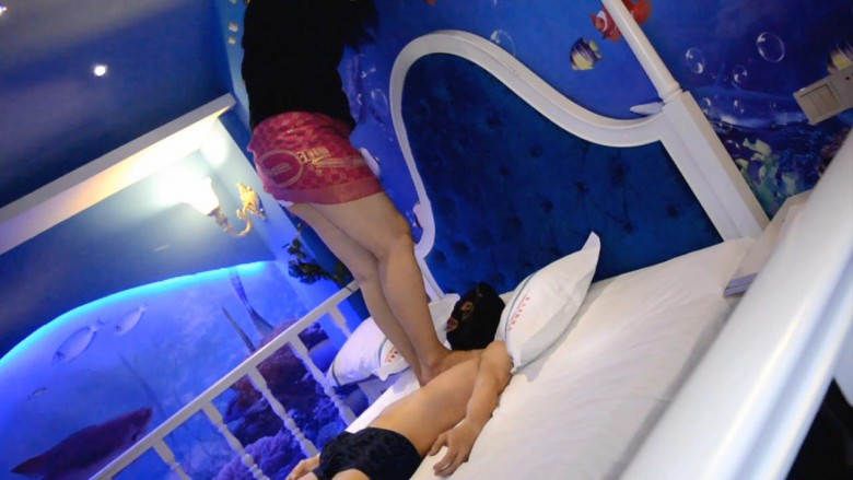 『奴隶岛』—重量级女S暴踩瘦奴