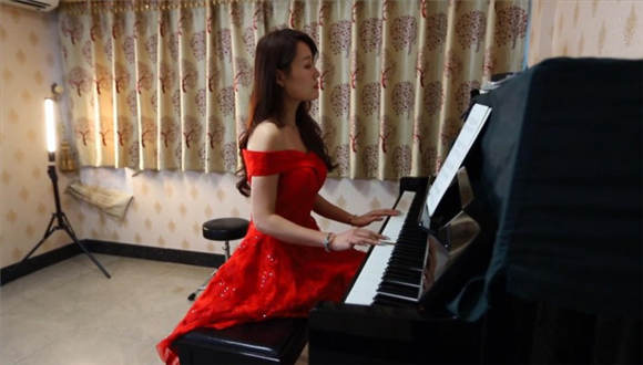 『奴隶岛』—钢琴老师的”教导“