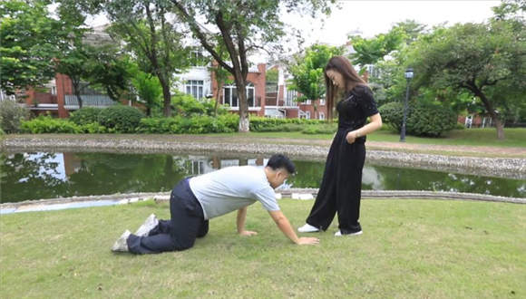 『奴隶岛』—狗嘴清洁泥鞋底（上）