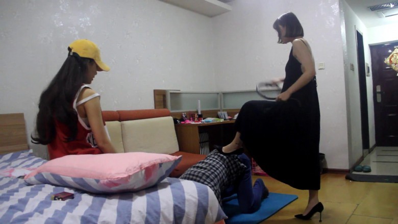 纯艺仟梦 暴打偷袜贼