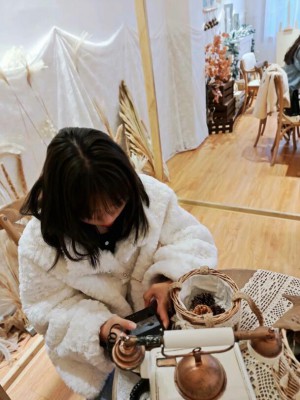 【00后蕬小乃】和表妹一起用脚喂M吃东西