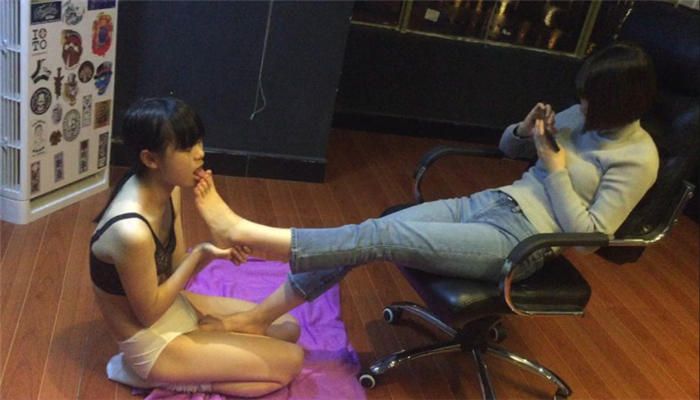 蘿莉閨蜜深喉遊戲