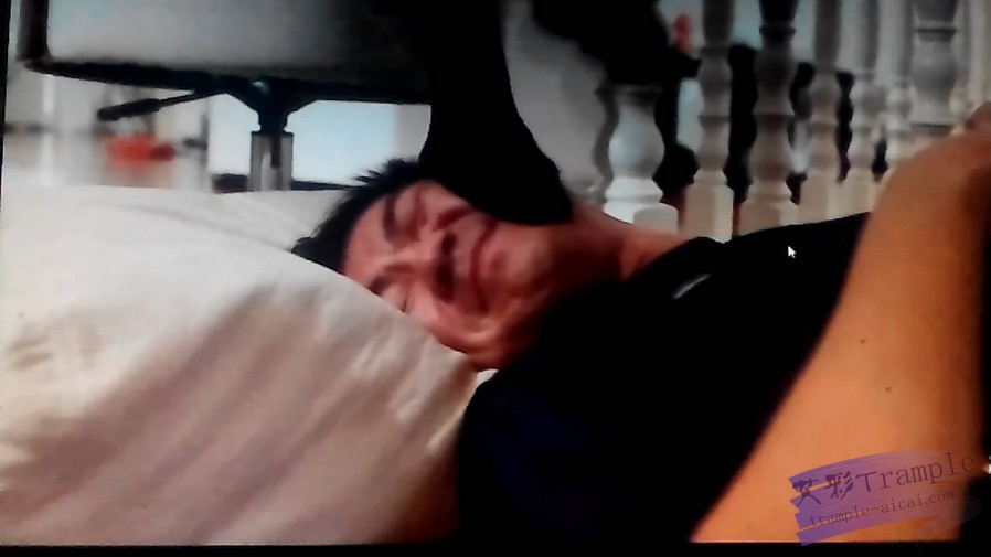 霸踩天下出品 碎花裙&百褶裙黑丝踩足球男