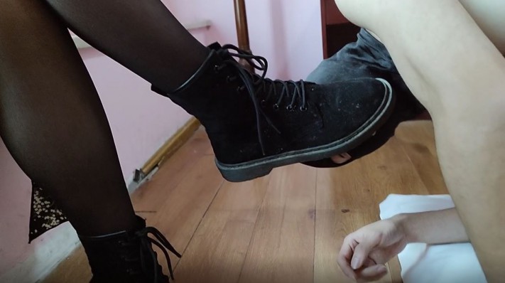 厌女王调教舔鞋底