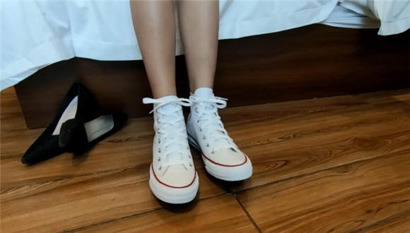 鱼爹白色匡威踢裆