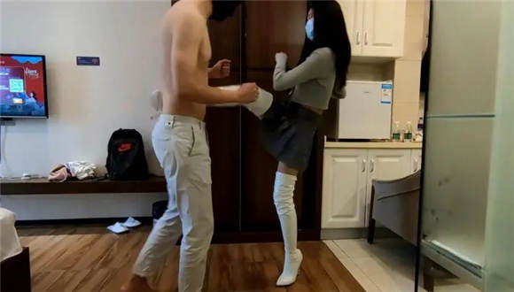 鱼爹高跟靴子教训尾随小贼加舔脚