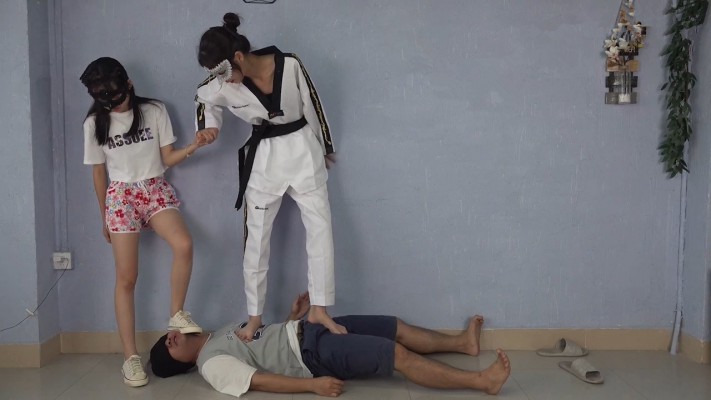 【南国原创】跆拳道女生惩罚欺负她闺蜜的男生，踩在脚下无情的摧残