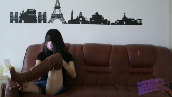 小薇过膝靴羞辱足责踢裆