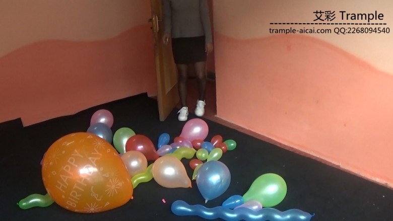 黑丝靴子踩气球2