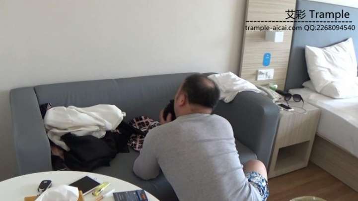 好色房东偷吻女租客内衣遭虐打