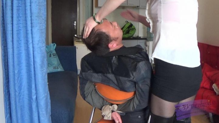 挟持美女秘书反被虐。