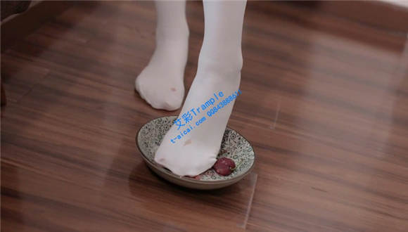 性感白丝踩樱桃