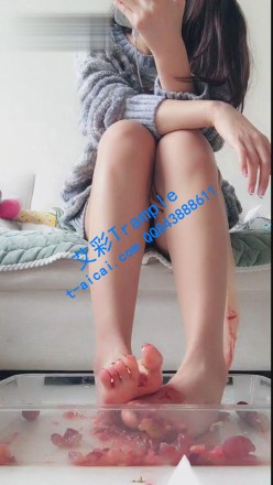 女神筱筱直播秀，踩草莓踩葡萄，丝足裸足踩