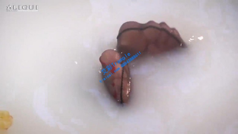 【推荐】性感女神浴缸黑丝美足POV调教