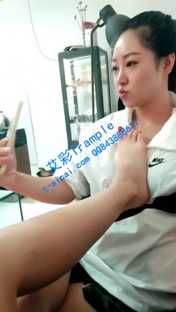 三个美女互相把玩秀美足