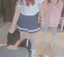 【飞扬女王】猥琐男尾随两位学生女主反被制服【双视角版】 bf9722
