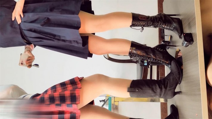 【婧児小主】婧児小意双S长靴肉丝践踏蛮横男把他困在地板下踩脸羞辱 YC-220322