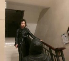 【歌迪丝】楼道训狗舔脚 bf10943