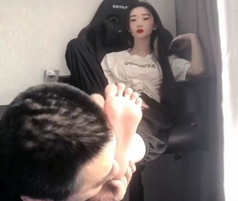 18岁绝美女学生s化身臭脚女劫匪狂虐被绑富二代剧情篇 YC-220427-2