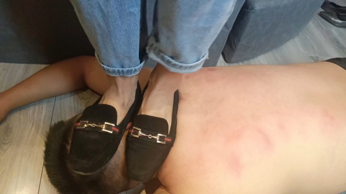 宿管阿姨和闺蜜狠踩贱狗全身踩破皮 YC-220502-8