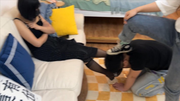 【子怡工作室】给姐姐清理鞋底的狗 YC-220503-3