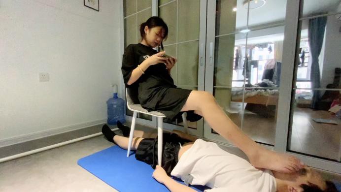 【萝莉酱】足球健将小玉首调 穿了半个多月没洗的脏袜子蹦跳踩踏闻舔臭脚