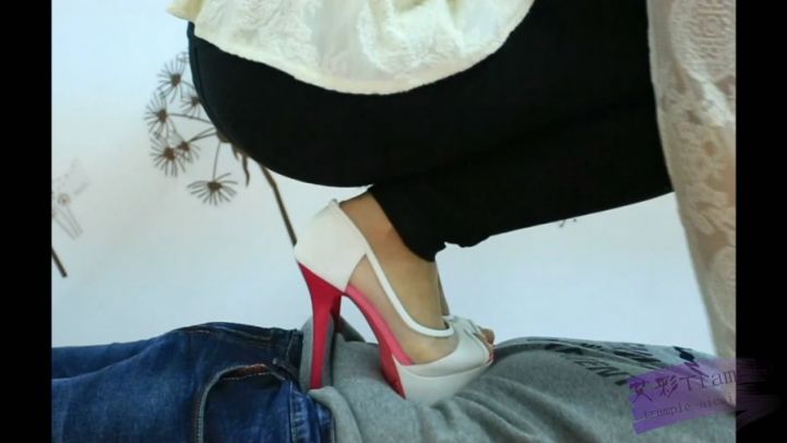 7双高跟鞋全体重踩踏，细跟插入肚子特写。最高的鞋子20CM
