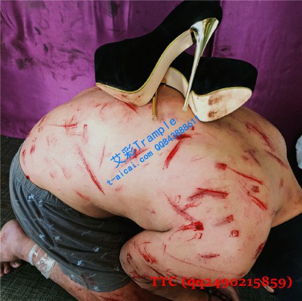 超狠高跟鞋殘忍暴踹