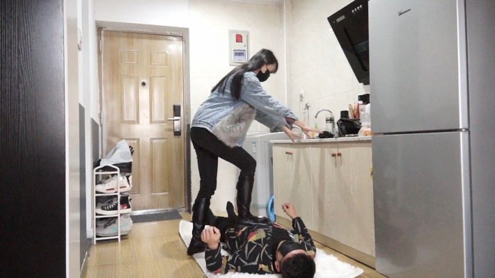 【黑丝诱惑】素人姣姣原味长靴踩食物舔靴底 YC-221202