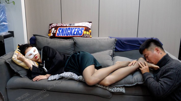 【第5风格】小敏沙发上休息，用嘴按摩脚