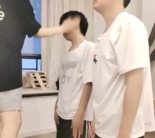 【欣欣】双奴-吃口水-小白鞋踩踏-转胯闻臭鞋/吃白袜/插嘴 bf28899