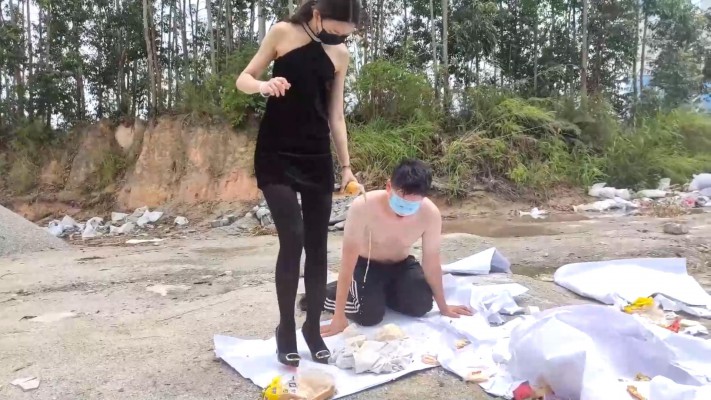 广州小鱼女神户外黑丝高跟踩食物贱狗跪吃，用奴的衣服给主人擦鞋 YC-230611