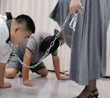 【辣姐】父子局-奴下奴-喝圣水/遛狗爬行/磕头跪拜/黑丝插嘴 JS23070919