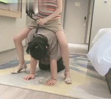 【尤黎】母畜-狗链遛狗/鞭打/闻舔原味脚 bf30796