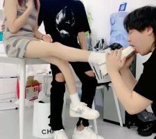 【术术】情侣主接吻羞辱-小白鞋插嘴/踩踏骑马/白袜脚深喉耳光 bf31266