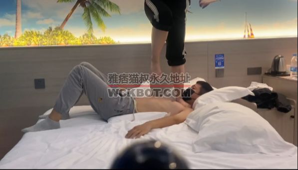 素人大学生全体重踮脚尖踩脖子跳踩肚子 YC-231025-3