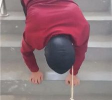 【凌儿女神】户外楼梯间遛狗爬行 bf35682