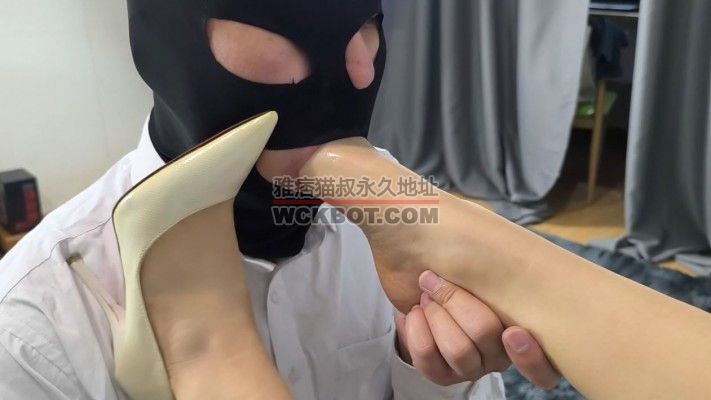 【女神学院·梓】裸足深喉 YC-240126-5