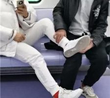 【乐姐】地铁上挑逗贱奴 JS2402010-5